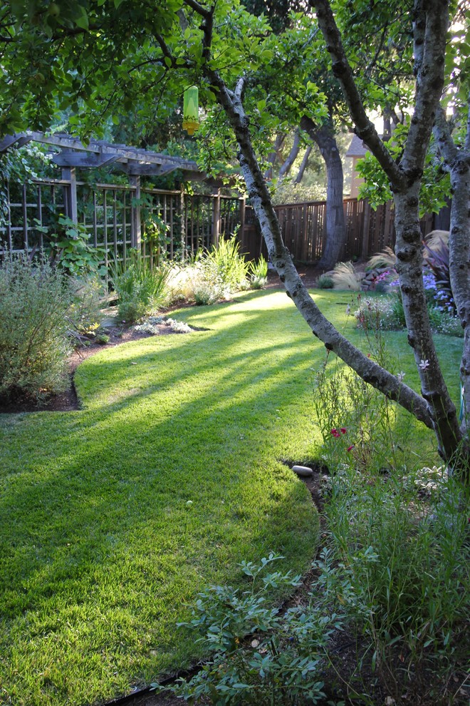 Idées déco pour un jardin arrière campagne de taille moyenne avec un mur de soutènement, une exposition ombragée et un paillis.