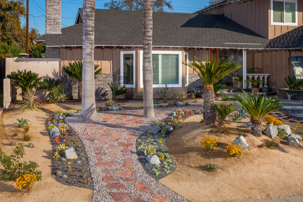 Идея дизайна: солнечный засухоустойчивый сад среднего размера на переднем дворе в морском стиле с хорошей освещенностью, покрытием из гравия и пустынными растениями