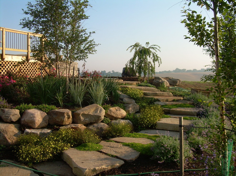 Immagine di un grande giardino contemporaneo esposto in pieno sole dietro casa con un ingresso o sentiero e pavimentazioni in pietra naturale