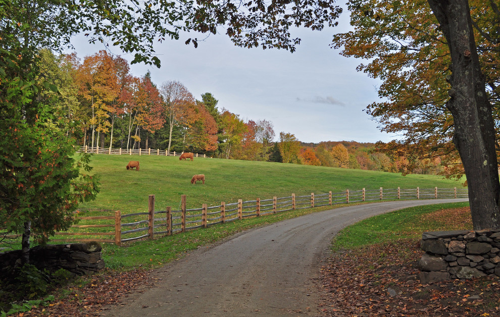 Esempio di un ampio vialetto d'ingresso country