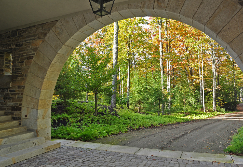 Immagine di un vialetto d'ingresso classico davanti casa in autunno