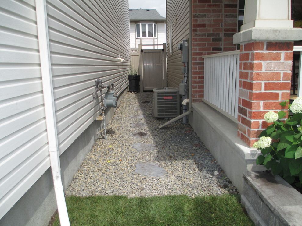 Barrhaven Front Yard & Side Yard Landscaping Moderne Jardin