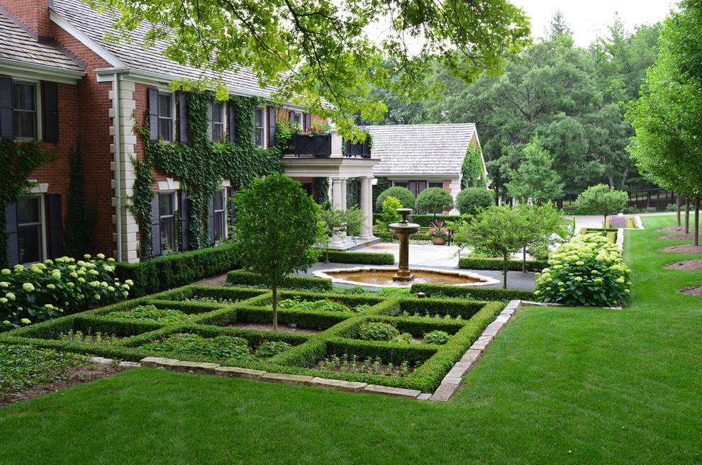 Inspiration for a small traditional formal garden in Chicago.