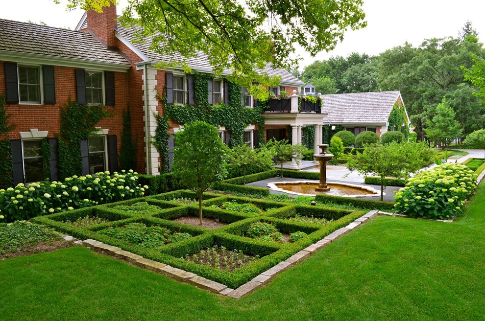 Bild på en mellanstor vintage formell trädgård framför huset