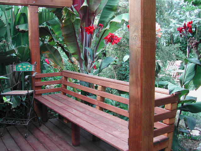 Cette image montre un aménagement d'entrée ou allée de jardin arrière asiatique de taille moyenne avec une exposition ensoleillée et une terrasse en bois.