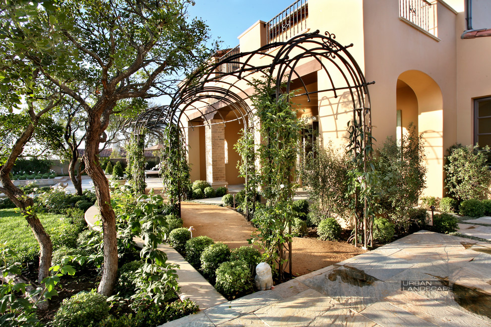 Idée de décoration pour un grand jardin latéral tradition avec une exposition partiellement ombragée et des pavés en pierre naturelle.