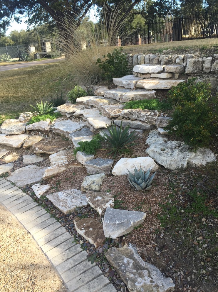 Cette image montre un petit xéropaysage chalet l'été avec un mur de soutènement, une exposition partiellement ombragée, une pente, une colline ou un talus et des pavés en pierre naturelle.