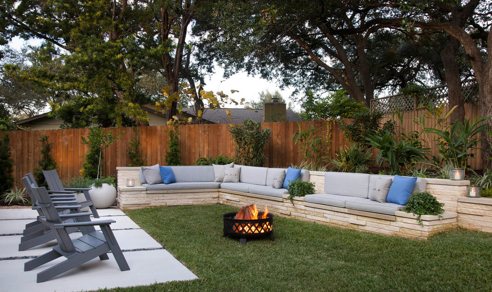 Halbschattiger Klassischer Garten hinter dem Haus mit Feuerstelle in Austin