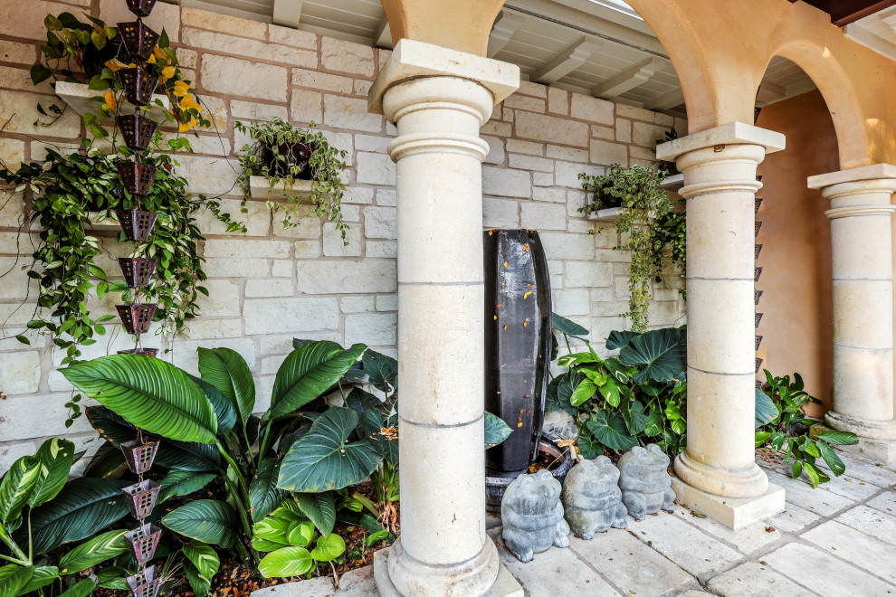 Mittelgroßer Garten mit Auffahrt und Natursteinplatten in Austin
