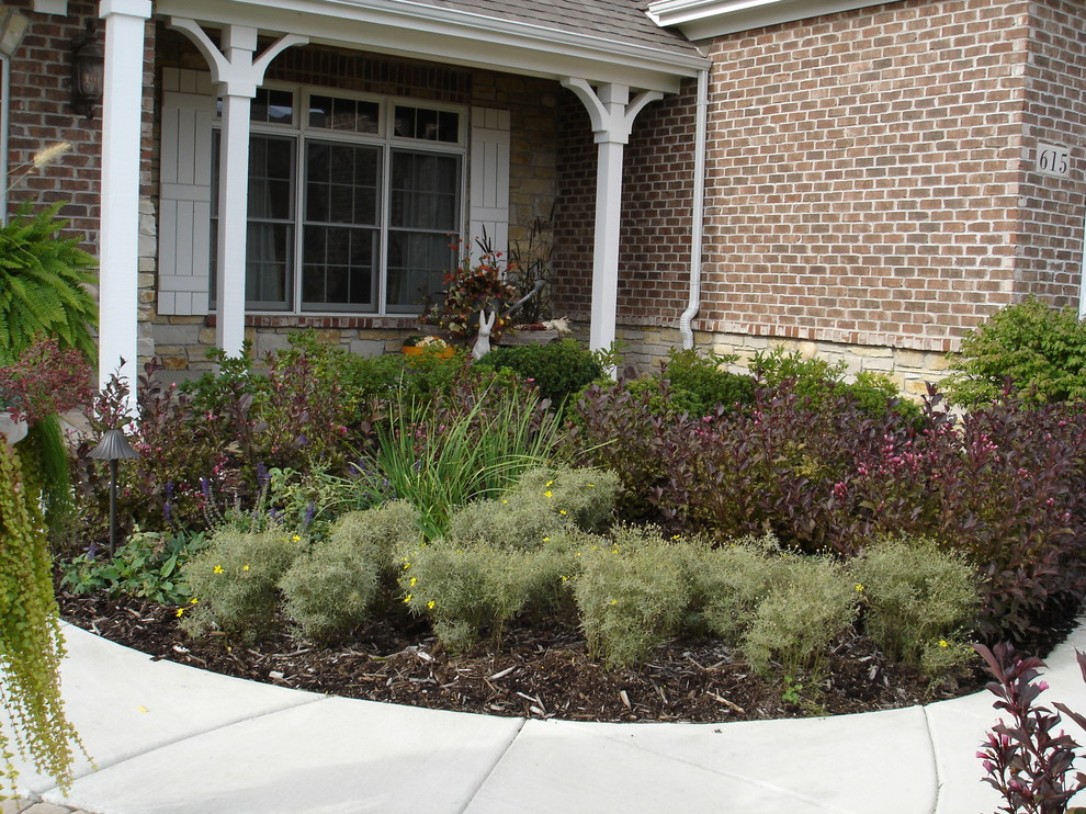 Inspiration for a large traditional front yard driveway in Chicago.