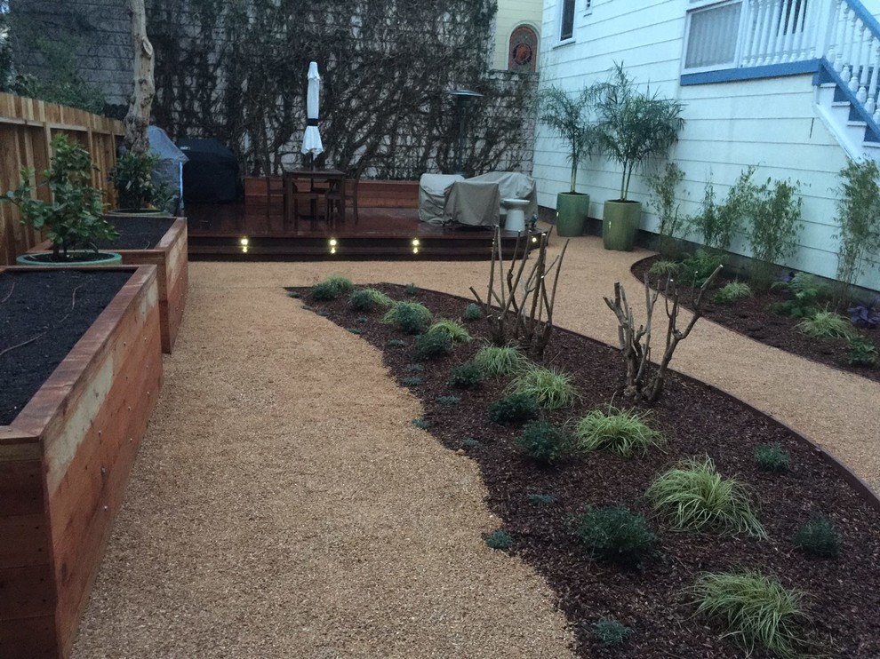 Photo of a medium sized contemporary side full sun garden fence in San Francisco with gravel.