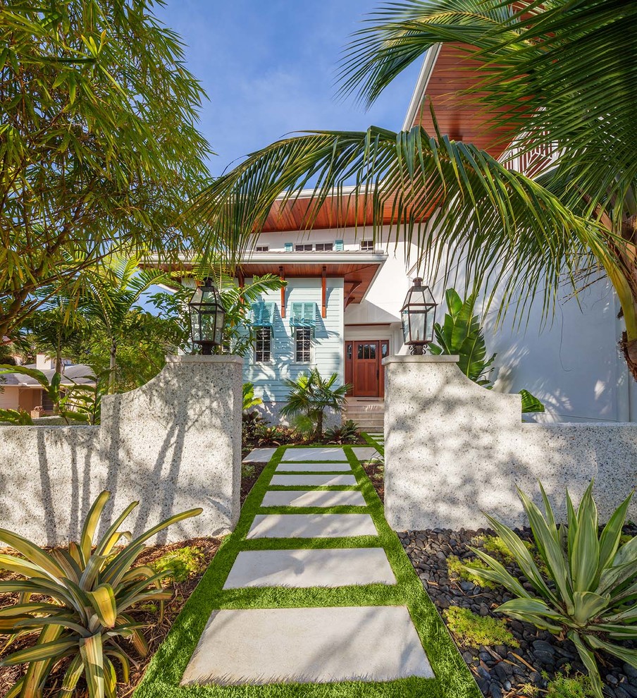 Idee per un giardino tropicale in ombra davanti casa con pavimentazioni in cemento
