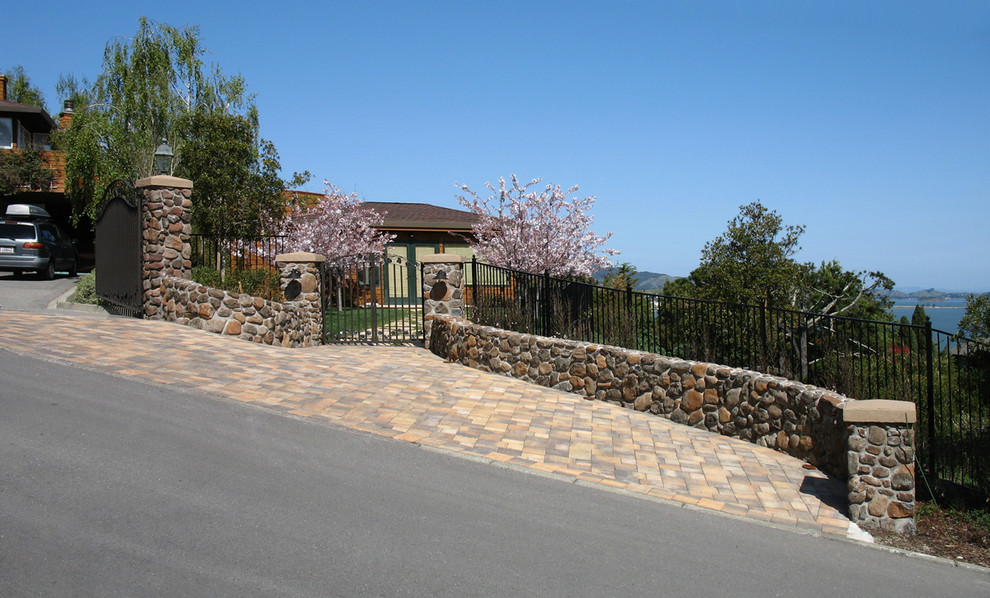 Esempio di un giardino moderno davanti casa con pavimentazioni in pietra naturale