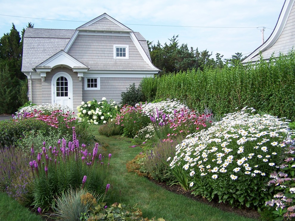 Стильный дизайн: солнечный, летний регулярный сад на заднем дворе в морском стиле с хорошей освещенностью - последний тренд
