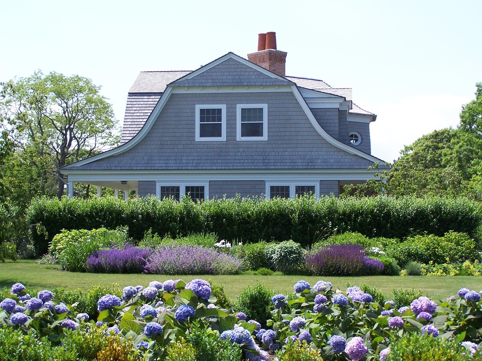 Пример оригинального дизайна: солнечный, летний участок и сад на заднем дворе в морском стиле с садовой дорожкой или калиткой и хорошей освещенностью