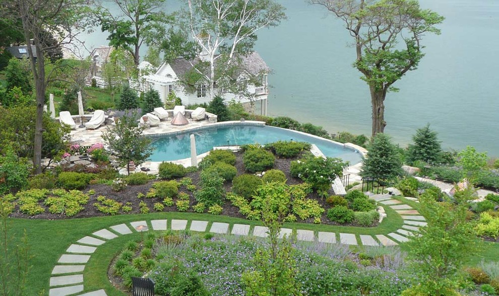 Ispirazione per un ampio giardino formale classico esposto a mezz'ombra dietro casa in estate con un ingresso o sentiero e pavimentazioni in mattoni