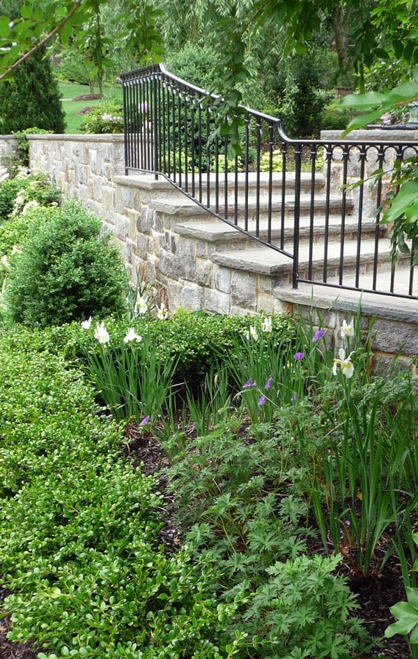 Geometrischer, Geräumiger, Halbschattiger Klassischer Gartenweg im Sommer, hinter dem Haus mit Pflastersteinen in New York