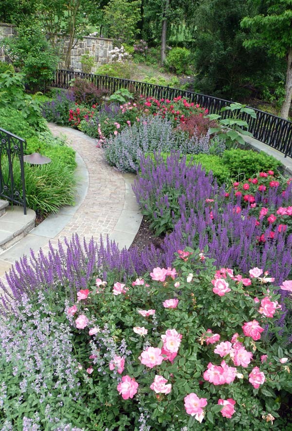 Ejemplo de camino de jardín tradicional extra grande en verano en patio trasero con jardín francés, exposición parcial al sol y adoquines de ladrillo