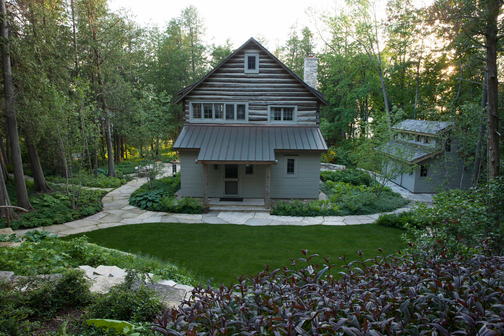 Idee per un grande giardino stile rurale esposto a mezz'ombra davanti casa in estate con un muro di contenimento e pavimentazioni in pietra naturale