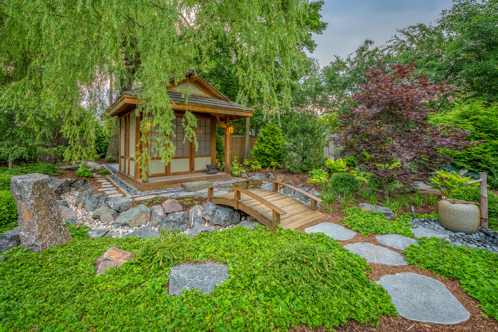 Großer, Halbschattiger Asiatischer Gartenweg hinter dem Haus mit Natursteinplatten in Milwaukee