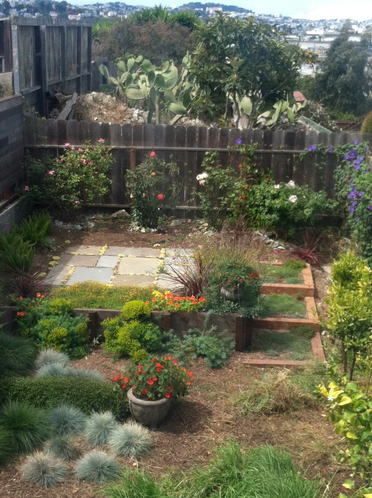 На фото: участок и сад среднего размера на заднем дворе в стиле фьюжн с покрытием из каменной брусчатки