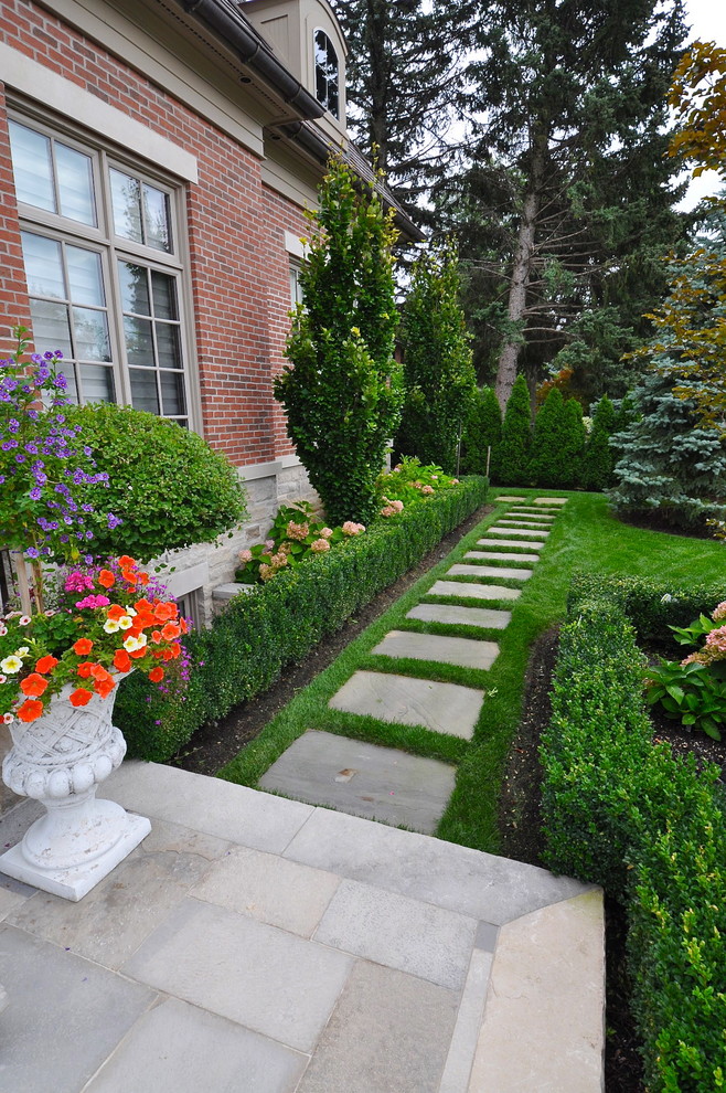 Bayview Country Club Front Yard Traditional Landscape Toronto