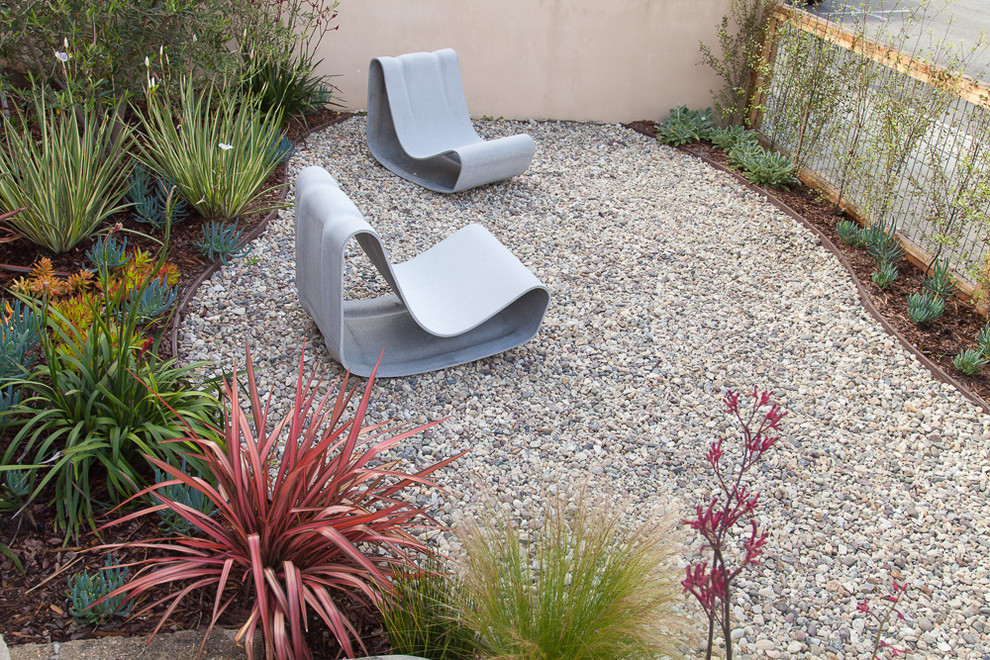 Пример оригинального дизайна: участок и сад на переднем дворе в морском стиле с полуденной тенью и покрытием из гравия