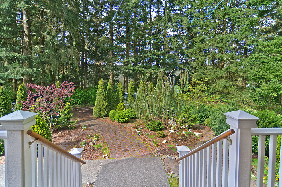 Foto de camino de jardín bohemio de tamaño medio en patio delantero con exposición parcial al sol y adoquines de ladrillo