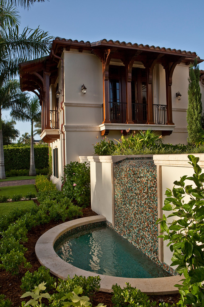 Идея дизайна: садовый фонтан в средиземноморском стиле