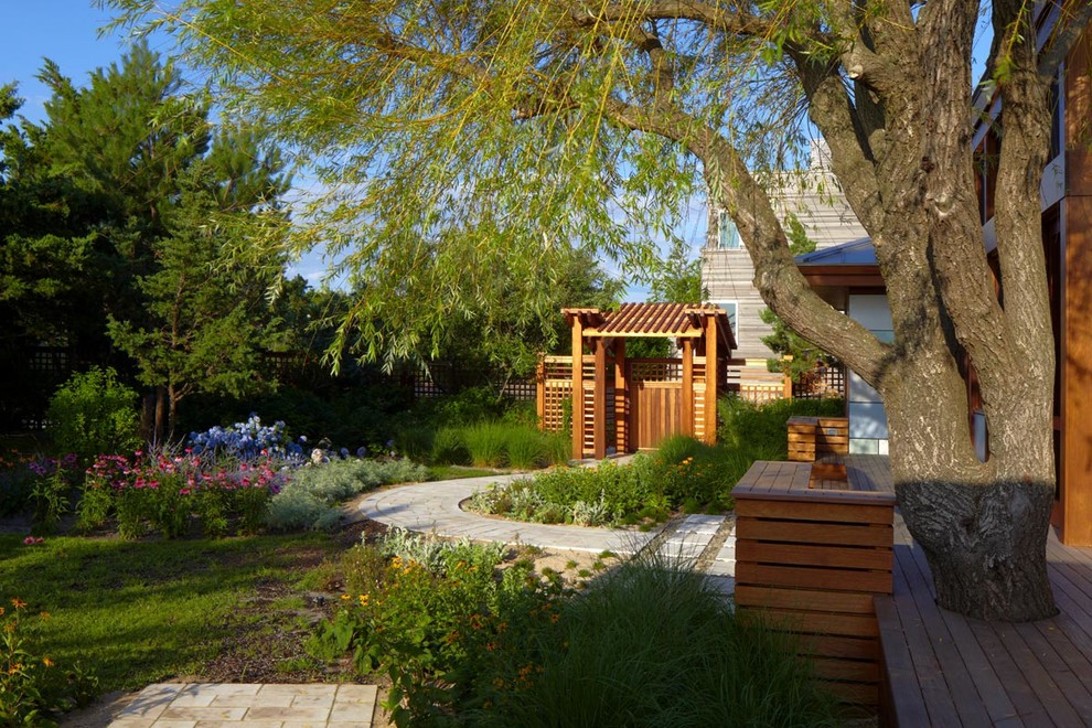 Источник вдохновения для домашнего уюта: летний участок и сад на боковом дворе в морском стиле с полуденной тенью