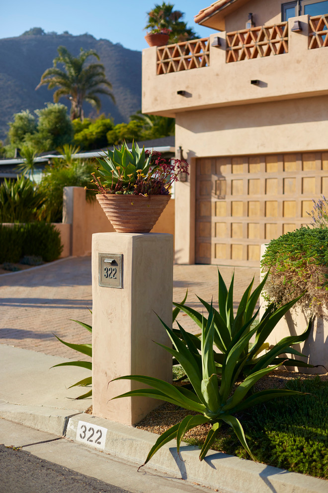 Imagen de acceso privado mediterráneo de tamaño medio en patio delantero con brasero, exposición parcial al sol y adoquines de hormigón