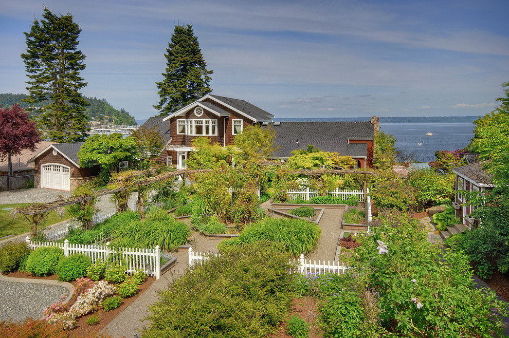 Immagine di un grande giardino formale stile marinaro esposto in pieno sole davanti casa con un ingresso o sentiero e ghiaia