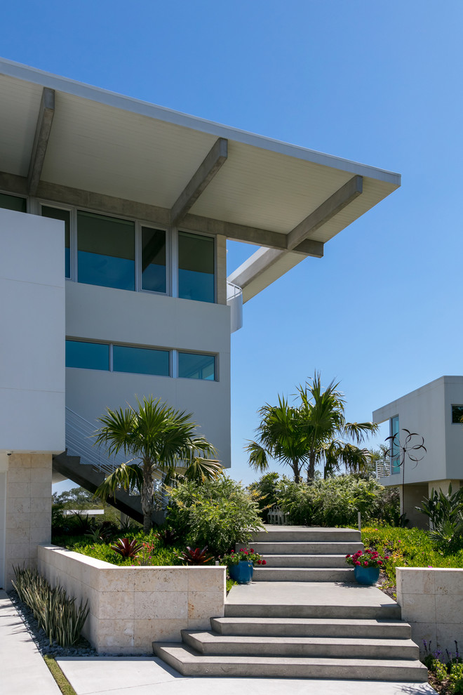 Esempio di un ampio vialetto d'ingresso costiero esposto in pieno sole davanti casa in primavera con un ingresso o sentiero e pavimentazioni in cemento