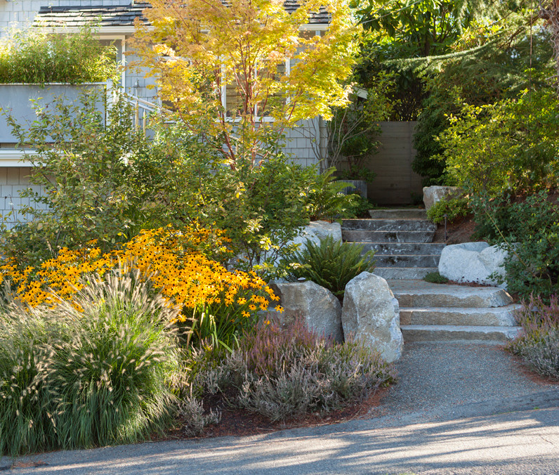 Moderner Garten mit Natursteinplatten in Seattle