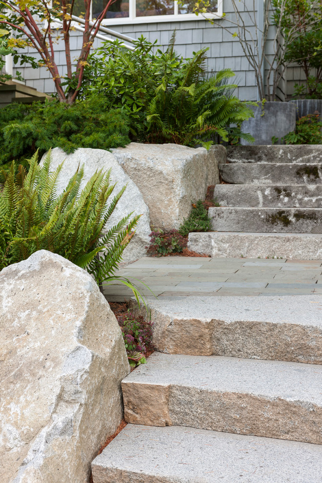 Idée de décoration pour un aménagement d'entrée ou allée de jardin design avec des pavés en pierre naturelle.