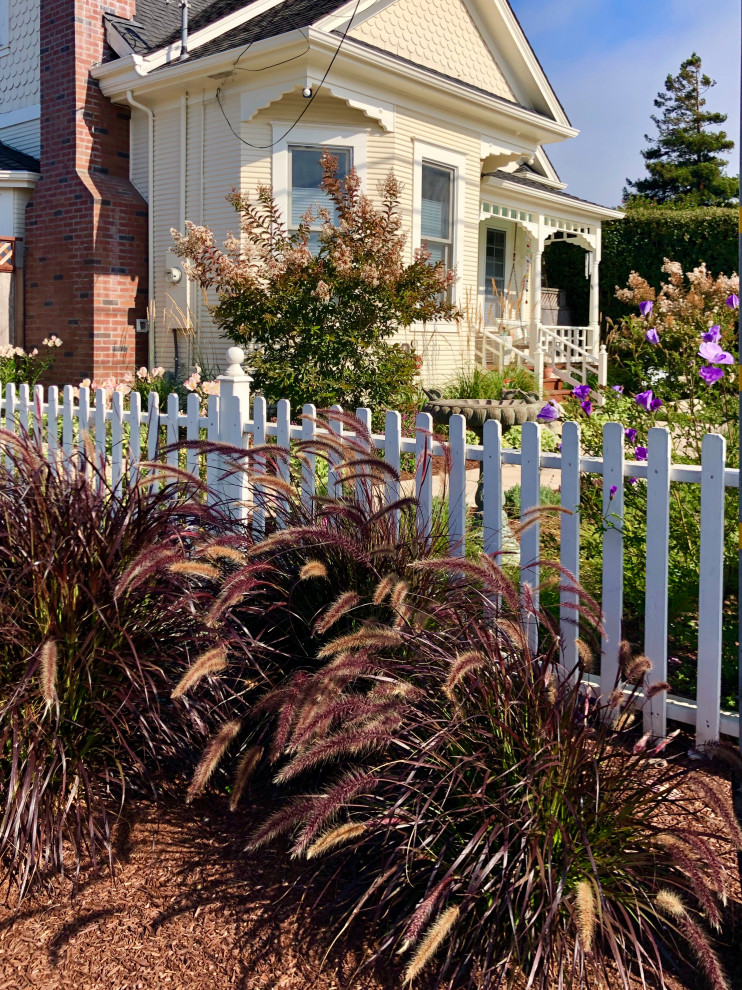 Immagine di un giardino vittoriano esposto in pieno sole di medie dimensioni e nel cortile laterale con pacciame