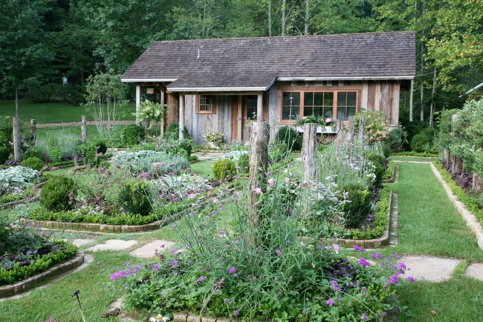 Foto di un giardino country esposto in pieno sole