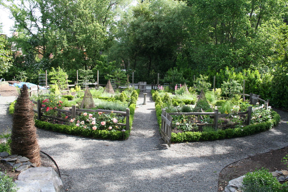 Réalisation d'un grand jardin potager arrière bohème l'été avec du gravier et une exposition partiellement ombragée.