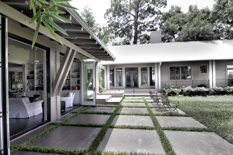 Großer Stilmix Garten hinter dem Haus mit direkter Sonneneinstrahlung und Betonboden in Charleston