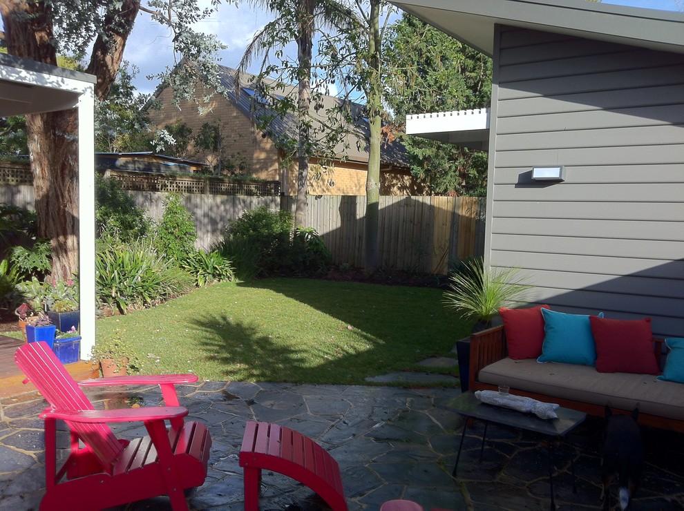 На фото: участок и сад среднего размера на заднем дворе в стиле ретро с полуденной тенью и покрытием из каменной брусчатки с