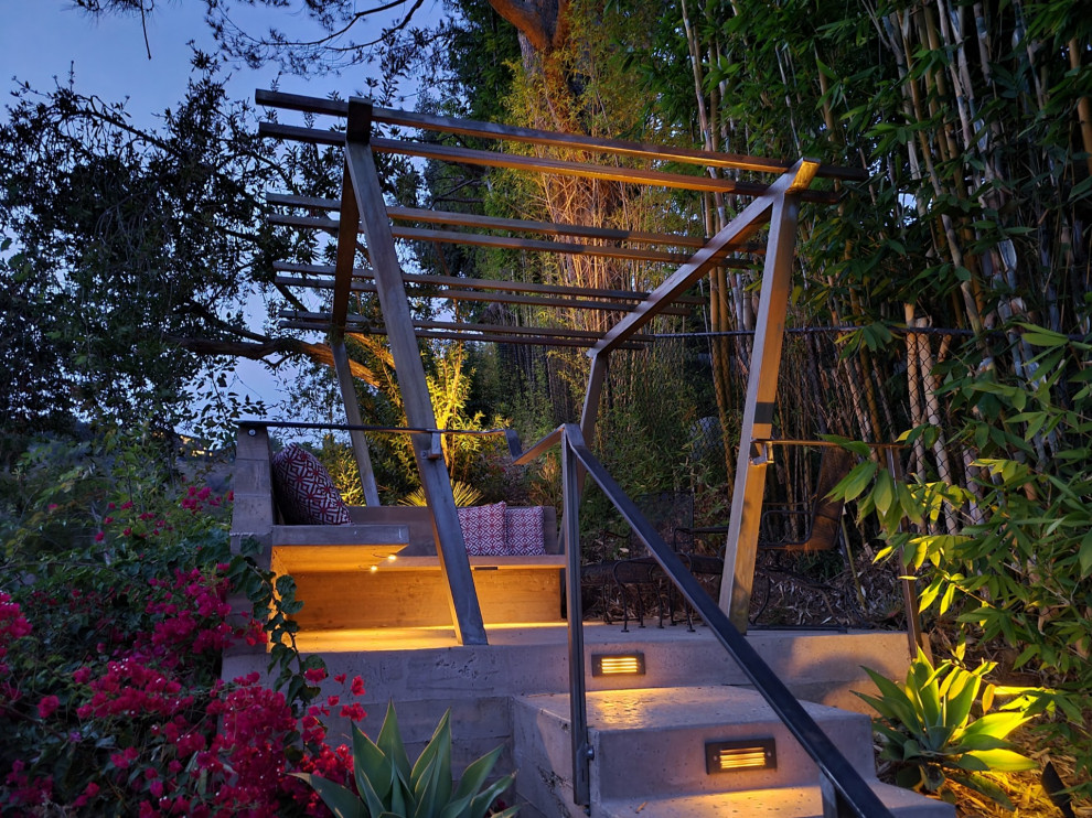 Ispirazione per un giardino minimalista esposto a mezz'ombra di medie dimensioni e dietro casa in inverno con pavimentazioni in cemento e recinzione in metallo