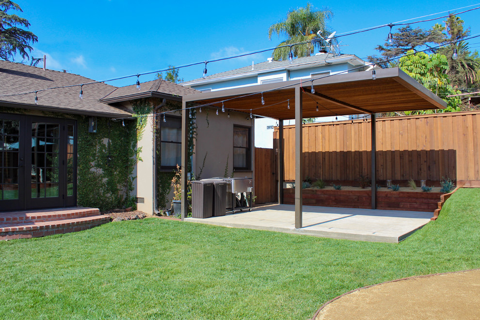 Idee per un giardino xeriscape stile americano esposto in pieno sole di medie dimensioni e dietro casa in estate con pedane