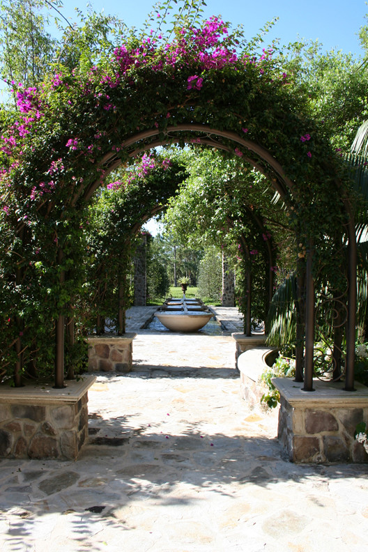 Idée de décoration pour un très grand jardin avant tradition au printemps avec une exposition partiellement ombragée et des pavés en pierre naturelle.