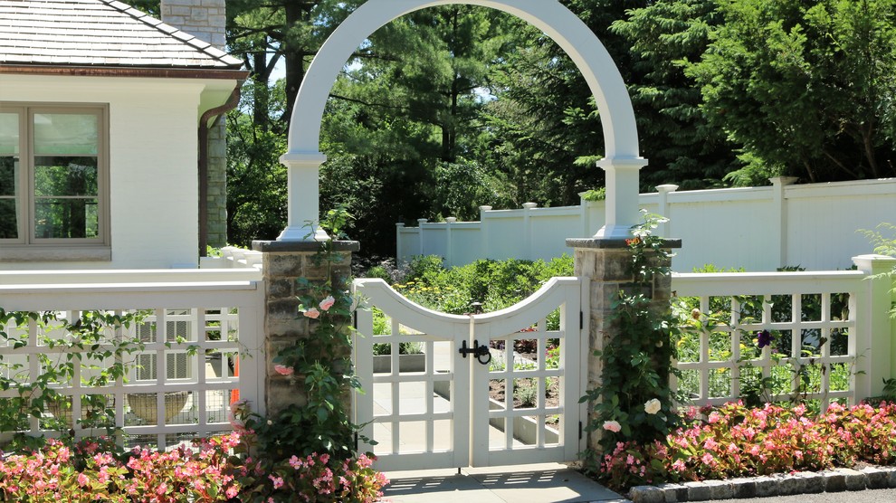 Exemple d'un aménagement d'entrée ou allée de jardin latéral chic de taille moyenne et l'été avec une exposition ensoleillée et des pavés en béton.