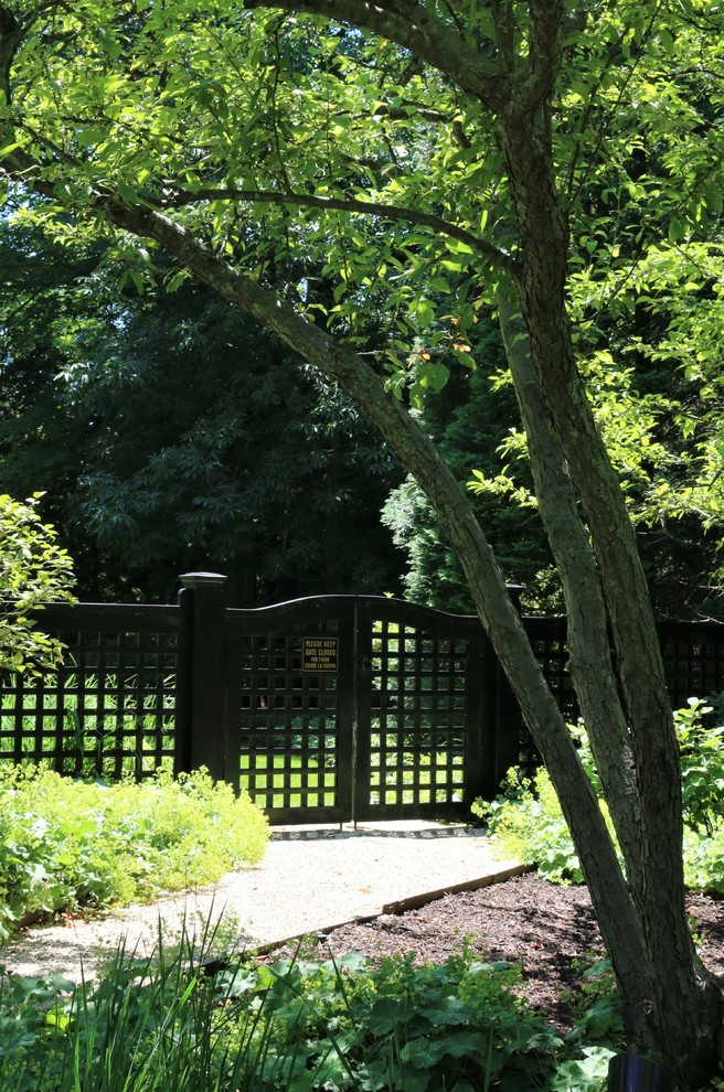 Foto di un giardino classico esposto a mezz'ombra di medie dimensioni e nel cortile laterale in estate con un ingresso o sentiero