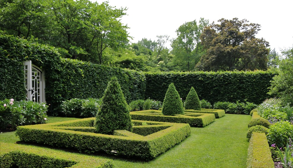 Idee per un giardino vittoriano esposto in pieno sole di medie dimensioni in estate