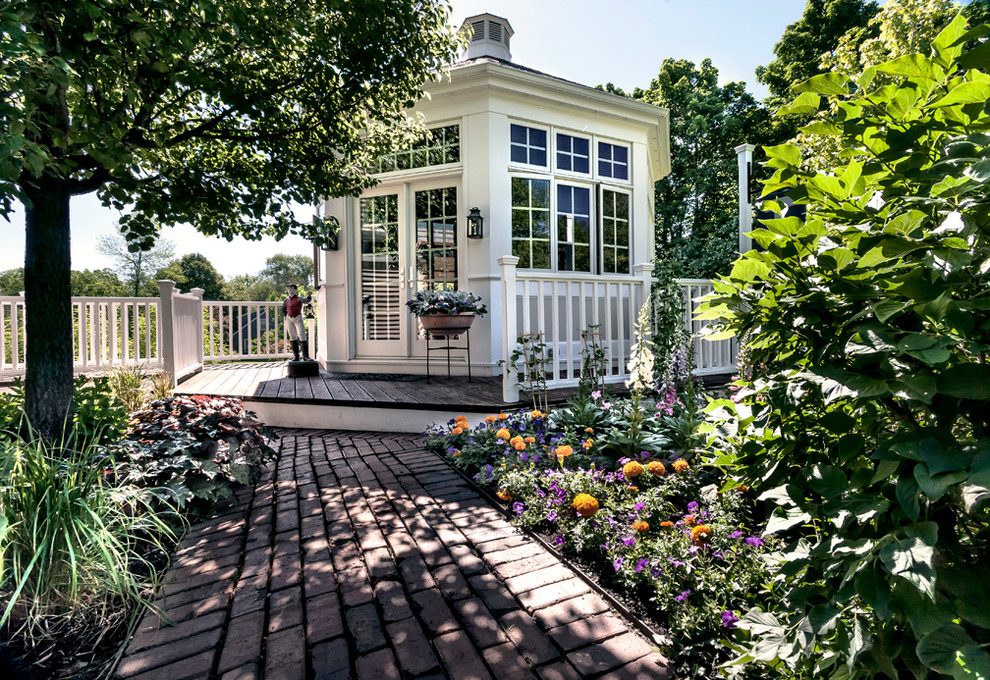 На фото: солнечный, летний участок и сад среднего размера на заднем дворе в классическом стиле с хорошей освещенностью и мощением клинкерной брусчаткой с