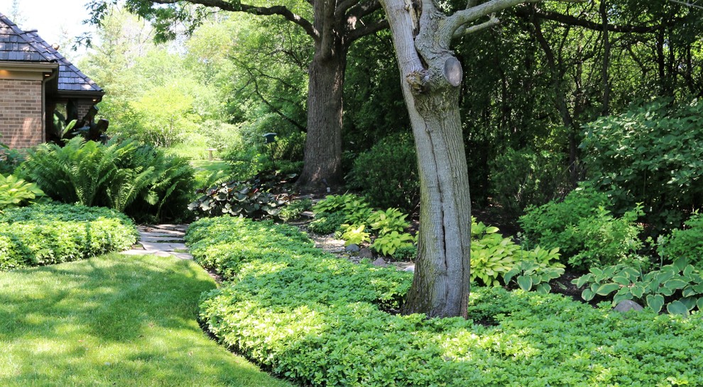 Immagine di un giardino chic in ombra di medie dimensioni e nel cortile laterale in estate con pavimentazioni in pietra naturale