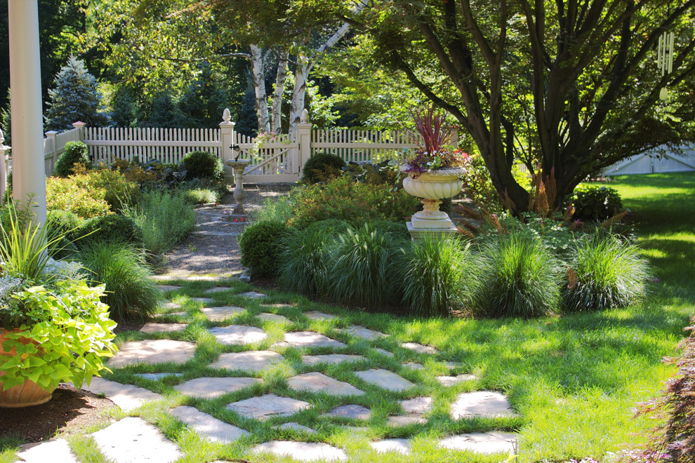 Esempio di un grande giardino classico esposto a mezz'ombra nel cortile laterale in estate con un ingresso o sentiero e pavimentazioni in pietra naturale