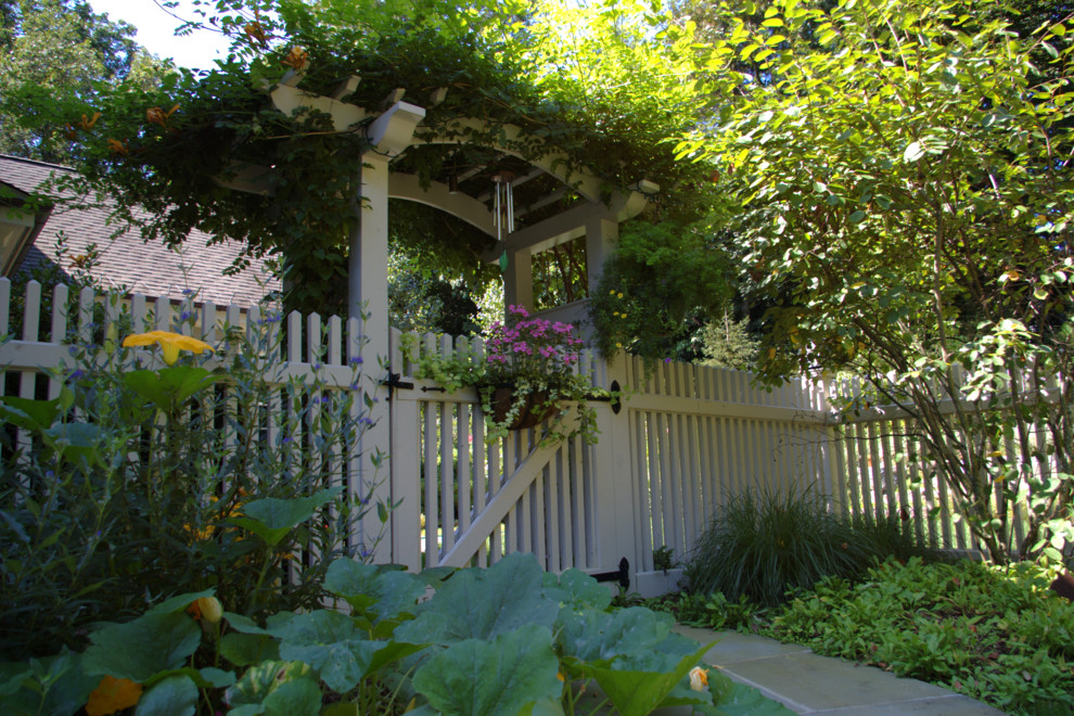 Foto di un grande giardino chic esposto a mezz'ombra nel cortile laterale in estate con un ingresso o sentiero e pavimentazioni in pietra naturale